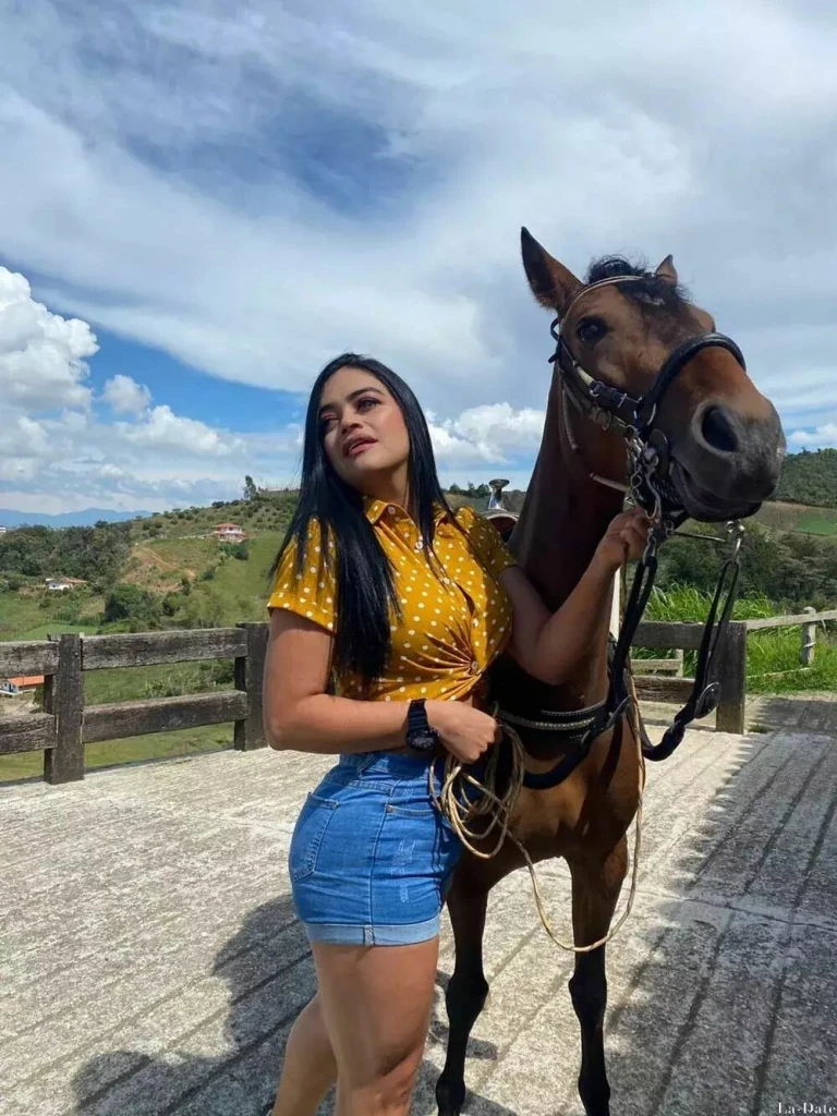 Alejandra Profile image 4