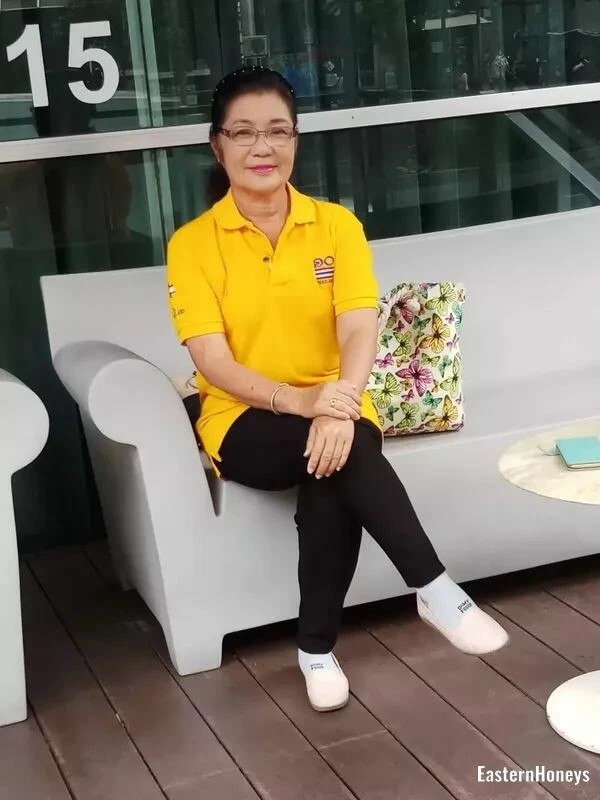 Thawanrat Profile image 1