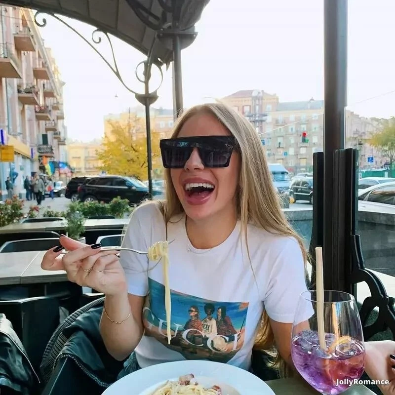 Elizabeth Profile image 3