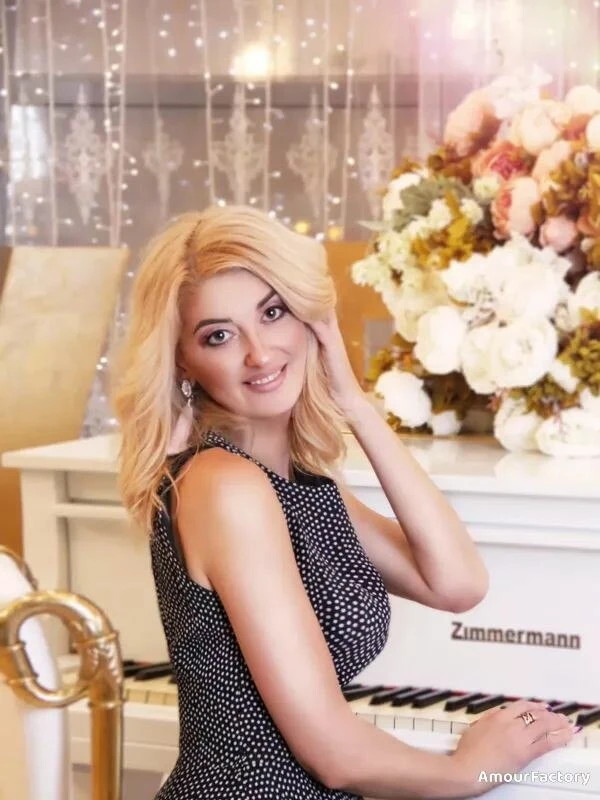 Elena Profile image 4